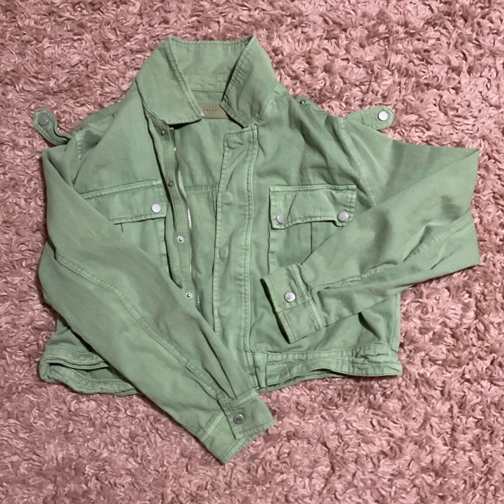 Hello! I am selling a jacket with full-length sleeves and a zipper & buttons. :)